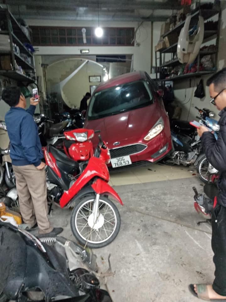 Chiếc ô tô Ford Focus nằm gọn trong cửa hàng mua bán xe máy Chiếc ô tô Ford Focus nằm gọn trong cửa hàng mua bán xe máy