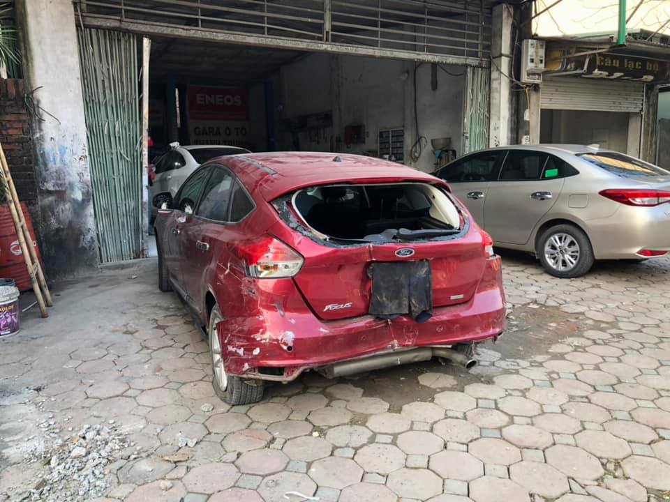 Chiếc Ford Focus bị biến dạng phần đuôi xe sau vụ tai nạn Chiếc Ford Focus bị biến dạng phần đuôi xe sau vụ tai nạn