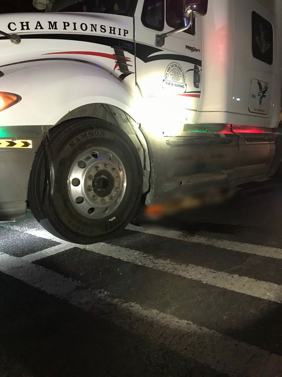Chiếc xe đầu k&eacute;o k&eacute;o l&ecirc; thi thể nạn nh&acirc;n tr&ecirc;n qu&atilde;ng đường 60 km