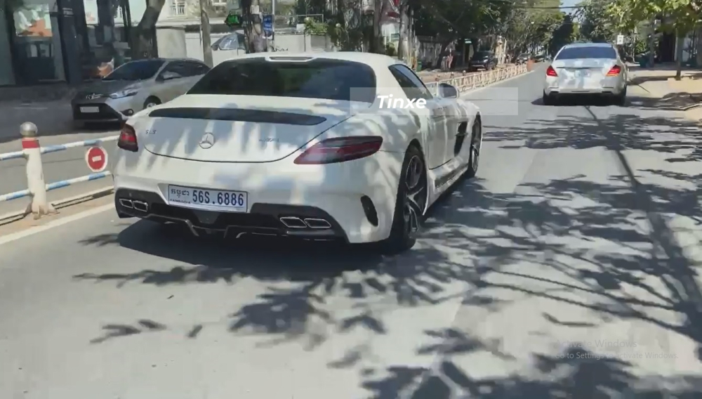 Chiếc siêu xe cửa cánh chim Mercedes-Benz SLS AMG trên đường phố Sài thành vào trưa hôm qua Chiếc siêu xe cửa cánh chim Mercedes-Benz SLS AMG trên đường phố Sài thành vào trưa hôm qua
