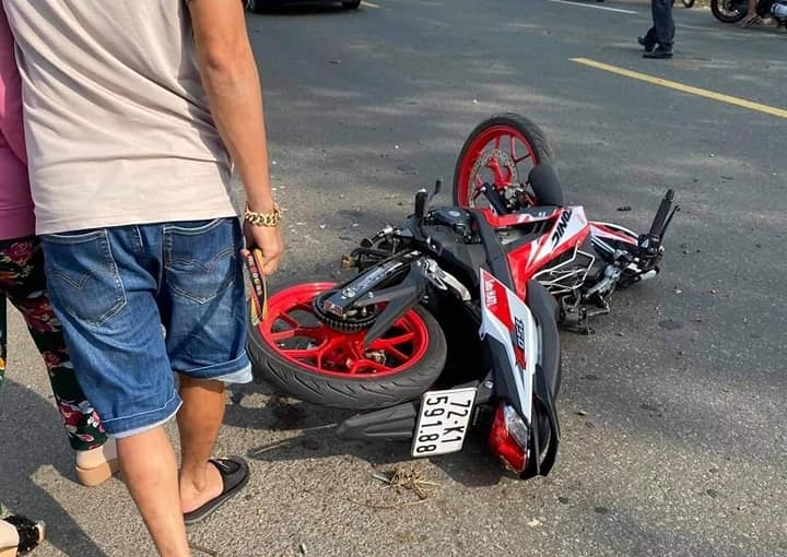 Chiếc xe m&aacute;y Honda Sonic 150R tại hiện trường tai nạn
