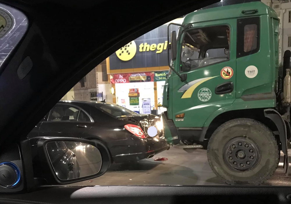 Hậu quả l&agrave;m chiếc xe Mercedes-Benz S-Class hư hỏng nặng phần đu&ocirc;i xe