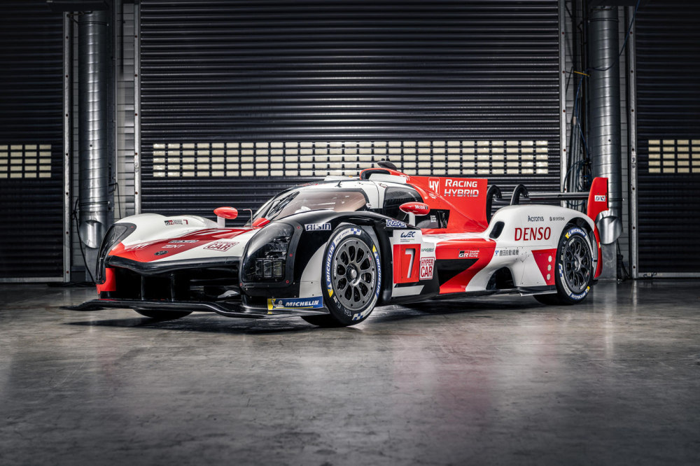 Ph&iacute;a trước của xe đua GR010 Hybrid Le Mans