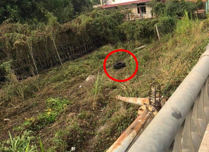 Một b&aacute;nh xe kh&aacute;c nằm c&aacute;ch xa hiện trường vụ tai nạn