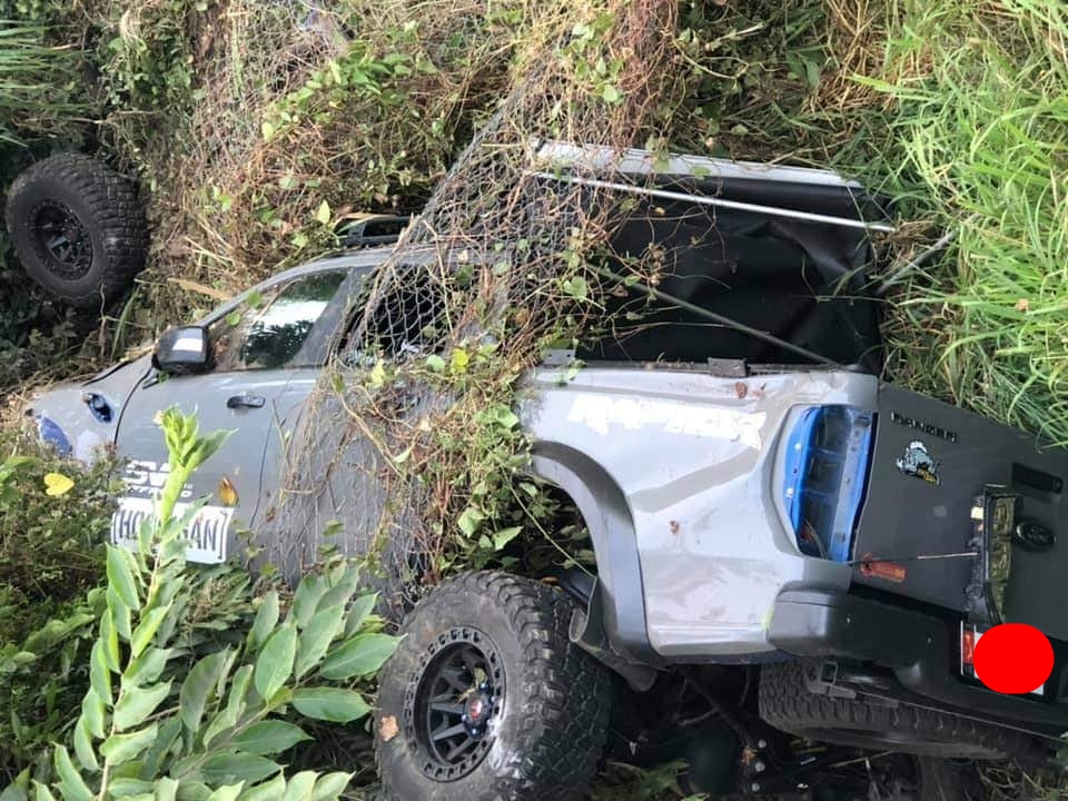 Một b&aacute;nh xe Ford Ranger Raptor rơi ra khỏi xe