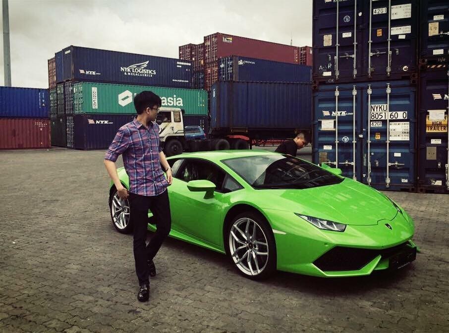 V&agrave;o nă 2015, Phan Ho&agrave;ng đ&atilde; nhận được m&oacute;n qu&agrave; sinh nhật tuổi 18 l&agrave; si&ecirc;u xe Lamborghini Huracan LP610-4 xanh cốm