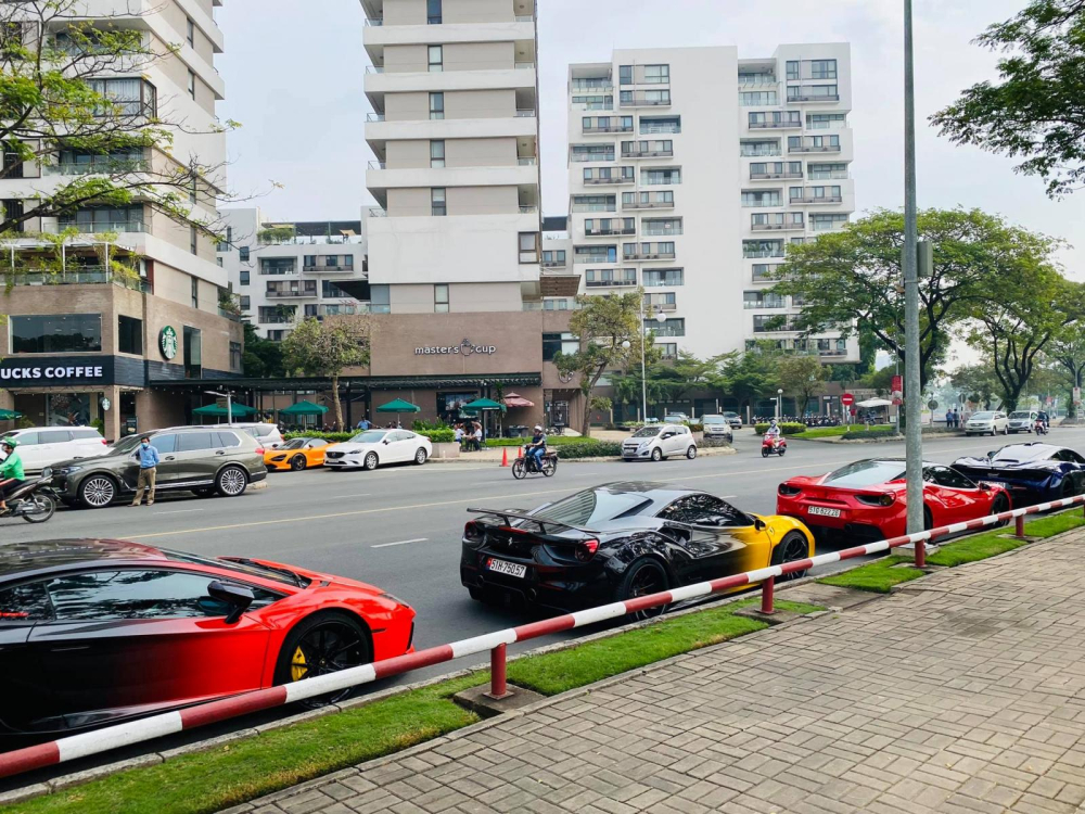Dẫn đầu là McLaren 720S độ, Ferrari 488 GTB màu đỏ, Ferrari 488 GTB độ Liberty Walk và cuối cùng là siêu xe Lamborghini Aventador LP700-4. Phía xa còn có chiếc siêu xe mui trần McLaren 720S Spider nhưng không thuộc nhóm chơi xe này. Dẫn đầu là McLaren 720S độ, Ferrari 488 GTB màu đỏ, Ferrari 488 GTB độ Liberty Walk và cuối cùng là siêu xe Lamborghini Aventador LP700-4. Phía xa còn có chiếc siêu xe mui trần McLaren 720S Spider nhưng không thuộc nhóm chơi xe này.