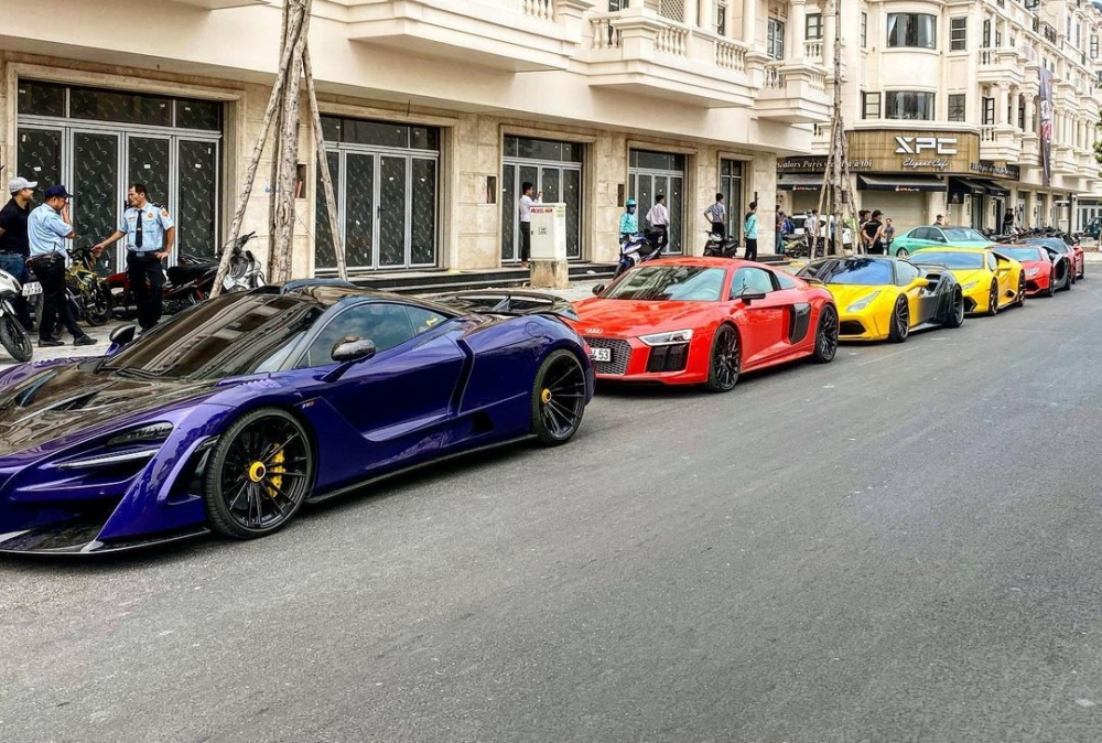 Và khi đến Gò Vấp có thêm Audi R8 V10 Plus cùng Lamborghini Huracan LP610-4 gia nhập đoàn Và khi đến Gò Vấp có thêm Audi R8 V10 Plus cùng Lamborghini Huracan LP610-4 gia nhập đoàn