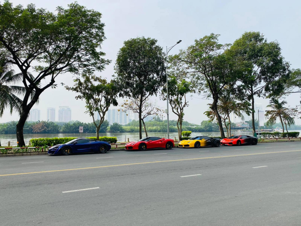 Dàn siêu xe của nhóm chơi xe tại Sài thành khoe dáng ở quận 7 Dàn siêu xe của nhóm chơi xe tại Sài thành khoe dáng ở quận 7