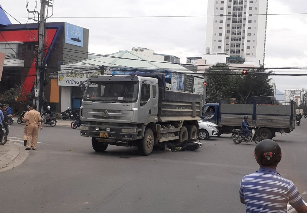 Lực lượng chức năng c&oacute; mặt tại hiện trường