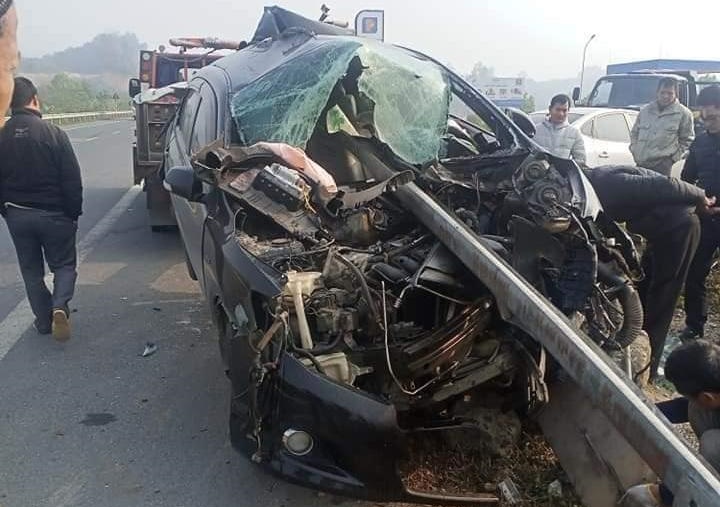 Chiếc xe Toyota Corolla Altis vỡ nát phần đầu xe