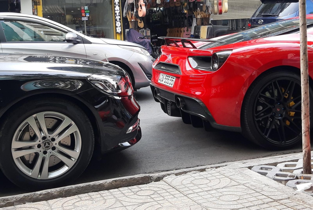 Chiếc siêu xe Ferrari 488 GTB ngũ quý 5 vào Nam sau gần 5 năm định cư ở Đà Nẵng