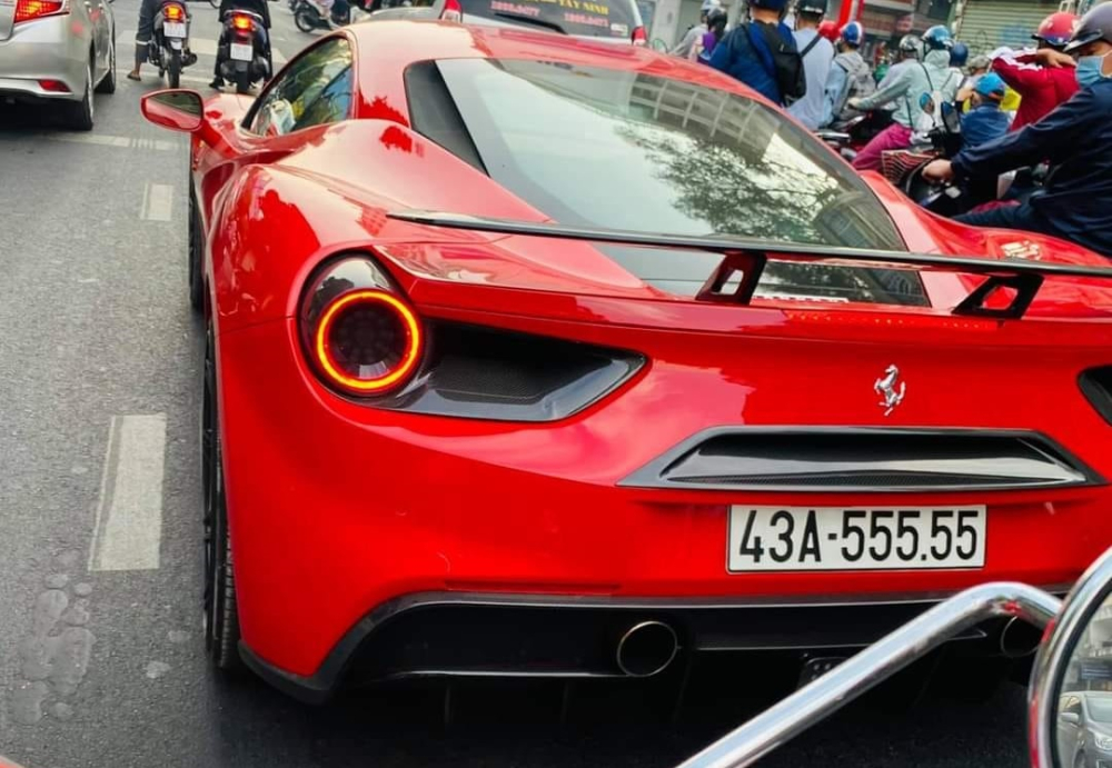 Ngoài biển số khủng ngũ quý 5, chiếc siêu xe Ferrari 488 GTB này còn được trang bị gói độ Novitec Rosso 