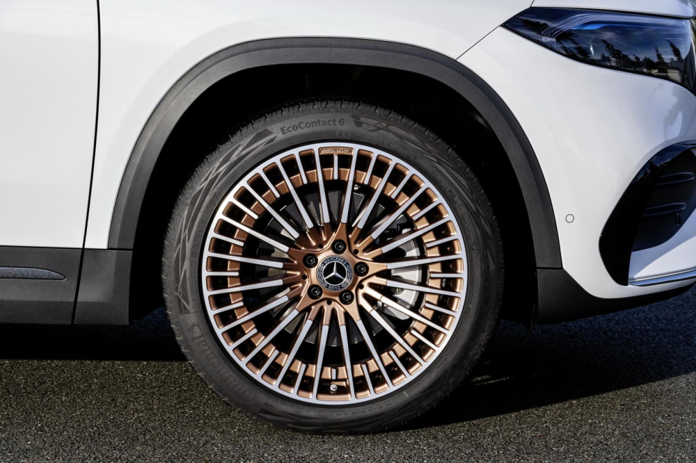 Bộ v&agrave;nh m&agrave;u v&agrave;ng hồng của Mercedes-Benz EQA