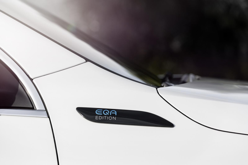 Biển t&ecirc;n m&agrave;u đen b&oacute;ng tr&ecirc;n chắn b&ugrave;n của Mercedes-Benz EQA
