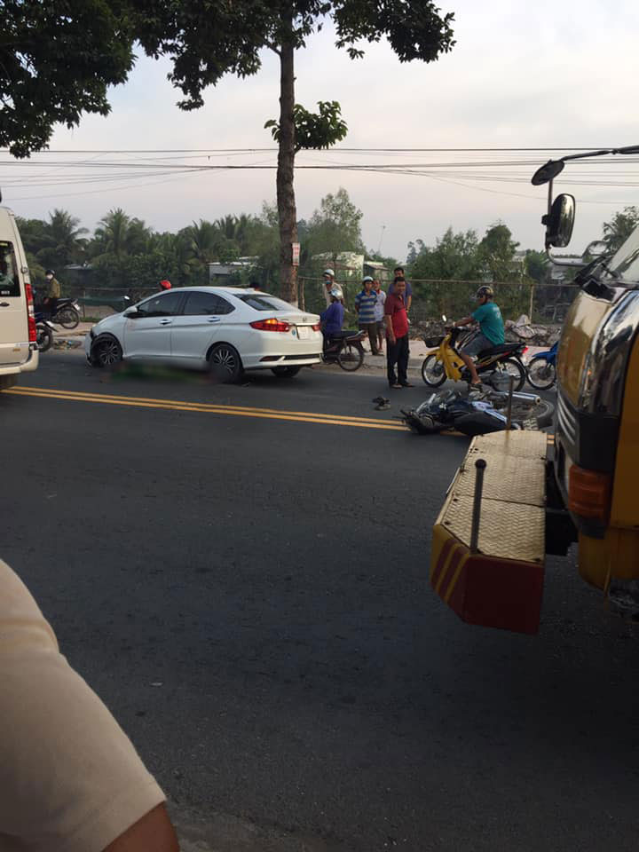Cả chiếc xe m&aacute;y v&agrave; chiếc &ocirc; t&ocirc; Honda City đều bị hư hỏng