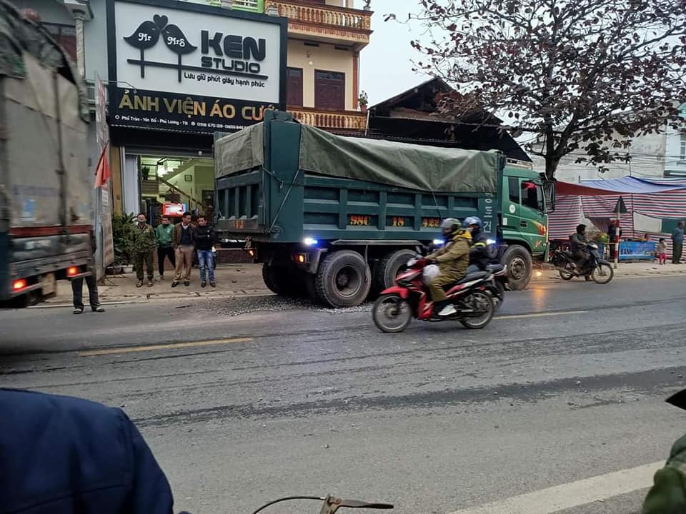 Chiếc xe ben tại hiện trường vụ tai nạn