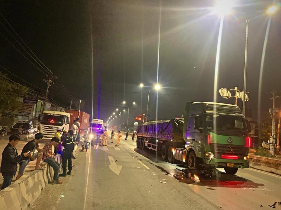 Hiện trường vụ va chạm giao th&ocirc;ng giữa xe đầu k&eacute;o với xe m&aacute;y tr&ecirc;n QL51B v&agrave;o tối qua l&agrave;m 2 người thương vong