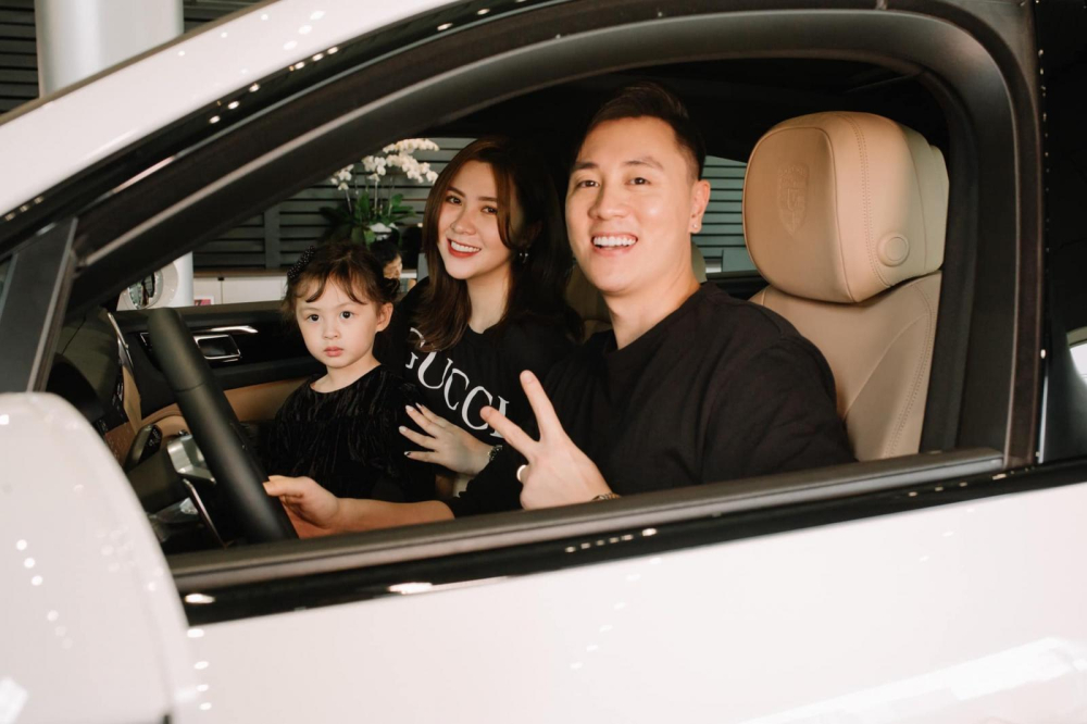 Nam diễn viên Kiên Hoàng cùng vợ và con gái bên trong khoang lái của Porsche Cayenne Coupe