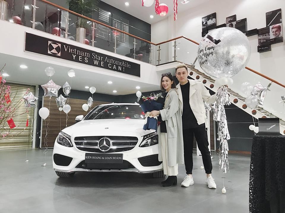 Cách đây 3 năm, cặp vợ chồng này cũng mua Mercedes-Benz C300 AMG để chơi Tết