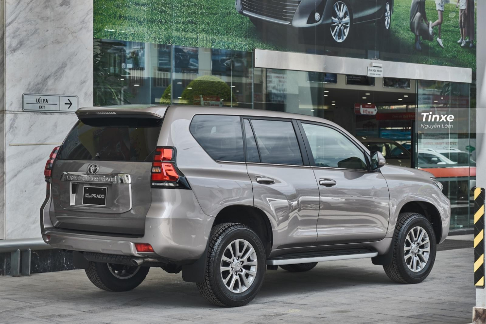 Sở hữu nhiều đường nét thiết kế từ người anh Land Cruiser nhưng Toyota Land Cruiser Prado lại có diện mạo trẻ trung hơn. Sở hữu nhiều đường nét thiết kế từ người anh Land Cruiser nhưng Toyota Land Cruiser Prado lại có diện mạo trẻ trung hơn.