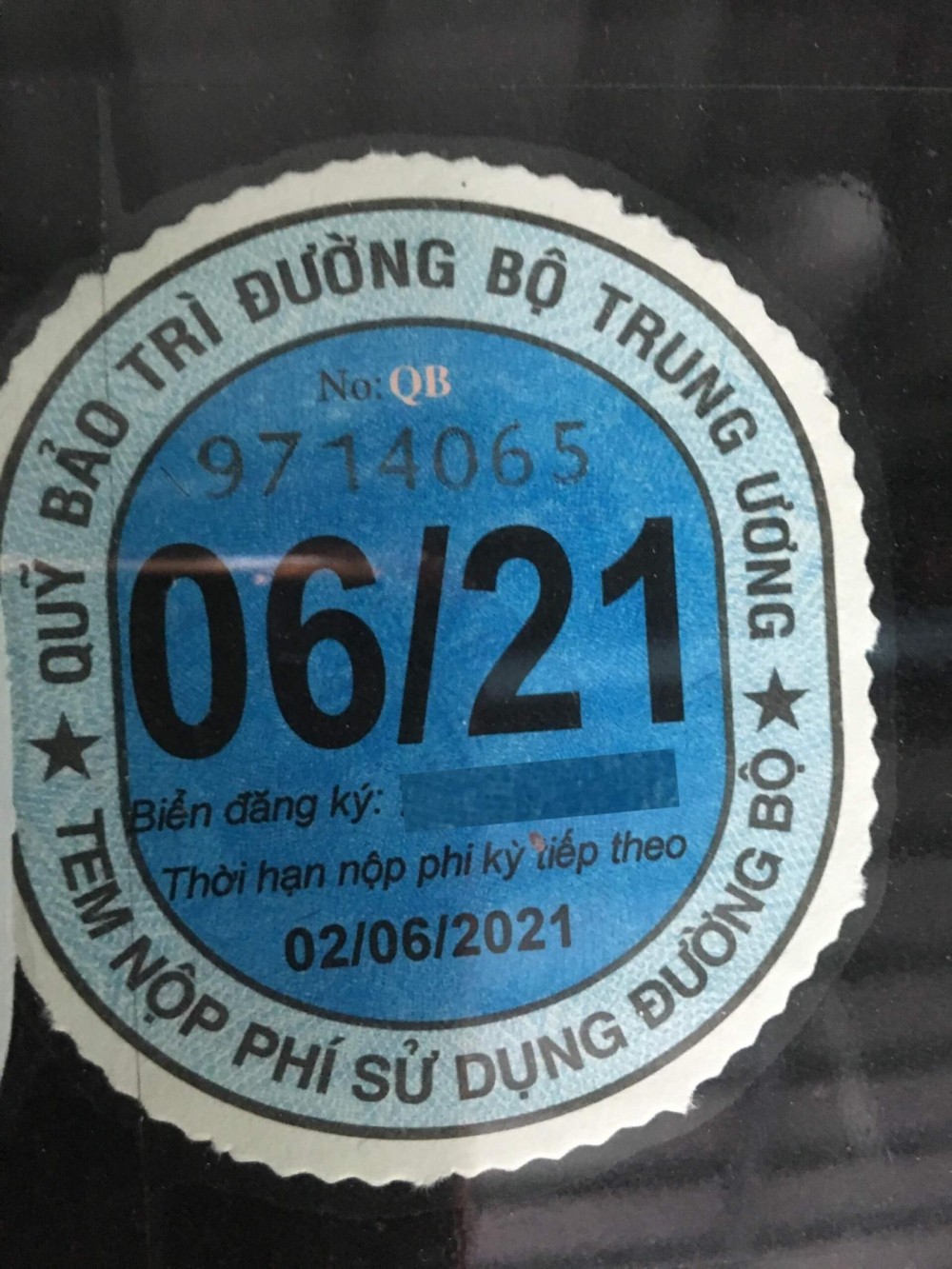Tem chứng nhận đ&atilde; nộp ph&iacute; bảo tr&igrave; đường bộ, được d&aacute;n l&ecirc;n k&iacute;nh l&aacute;i của xe.