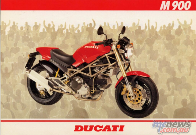 Ducati Monster&nbsp;M900 - chiếc xe đầu ti&ecirc;n của d&ograve;ng xe Monster được ra mắt c&aacute;ch đ&acirc;y 27 năm