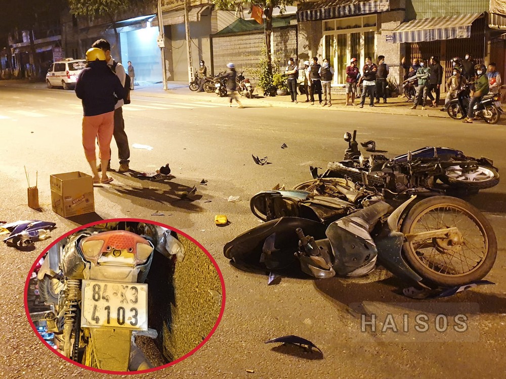 Hai chiếc xe m&aacute;y đều bị hư hỏng nặng sau vụ tai nạn