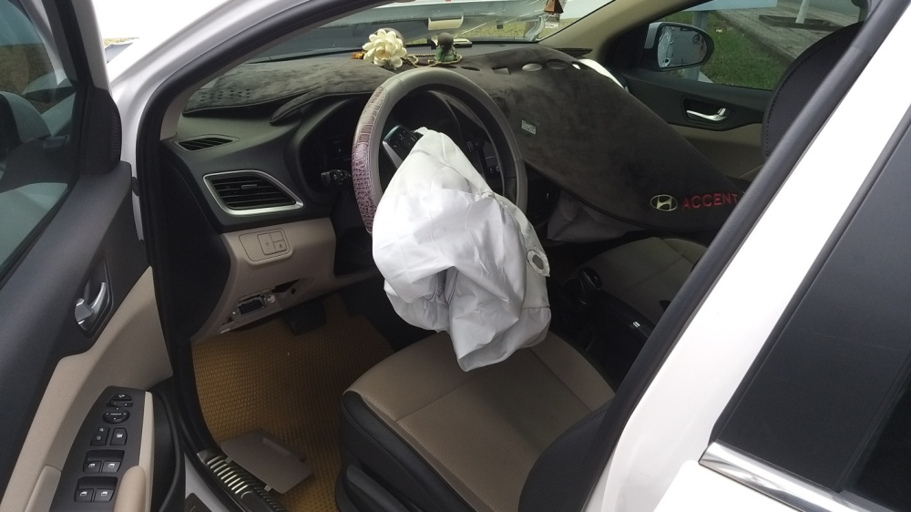 Túi khí bên trong chiếc Hyundai Accent bung ra Túi khí bên trong chiếc Hyundai Accent bung ra