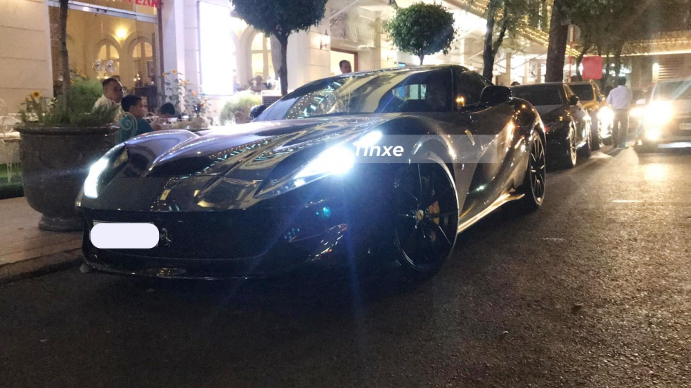 Chiếc siêu xe Ferrari 812 Superfast màu đen độc nhất Việt Nam hiện đã được chủ nhân lên ống xả độ hàng hiệu FI trị giá hàng trăm triệu đồng