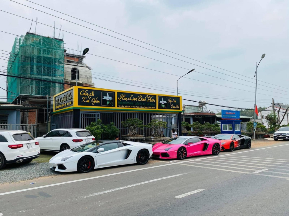 3 chiếc siêu xe Lamborghini Aventador LP700-4 đỗ trước một cơ sở buôn bán lan đột biến tại tỉnh Bình Phước