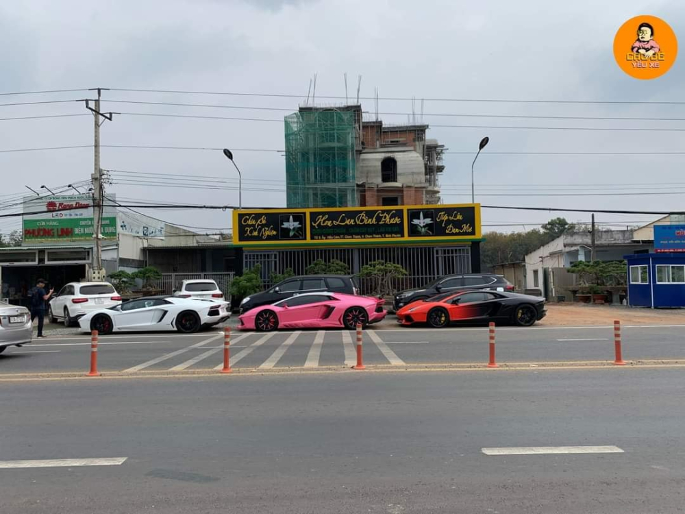 Hai chiếc siêu xe Lamborghini Aventador LP700-4 màu đỏ-đen và hồng thuộc bản Coupe, chiếc xe còn lại là siêu xe mui trần của ông chủ cửa hàng lan đột biến ở tỉnh Bình Phước này