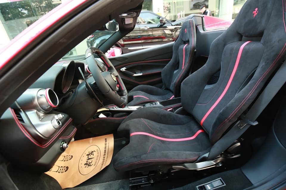 Nội thất siêu xe mui trần Ferrari F8 Spider ở Hà Nội Nội thất siêu xe mui trần Ferrari F8 Spider ở Hà Nội
