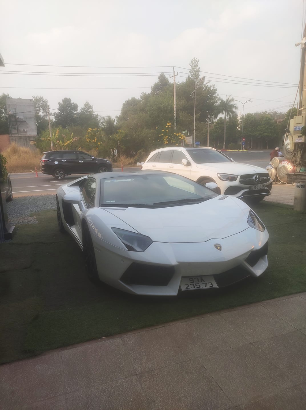 Chiếc siêu xe Lamborghini Aventador LP700-4 mui trần mang biển số của tỉnh Bình Phước