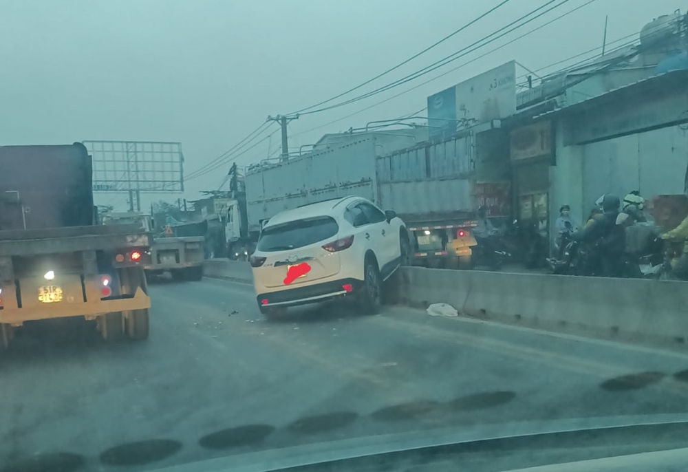 Chiếc xe Mazda CX5 xảy ra va chạm với xe container vào sáng sớm Chiếc xe Mazda CX5 xảy ra va chạm với xe container vào sáng sớm