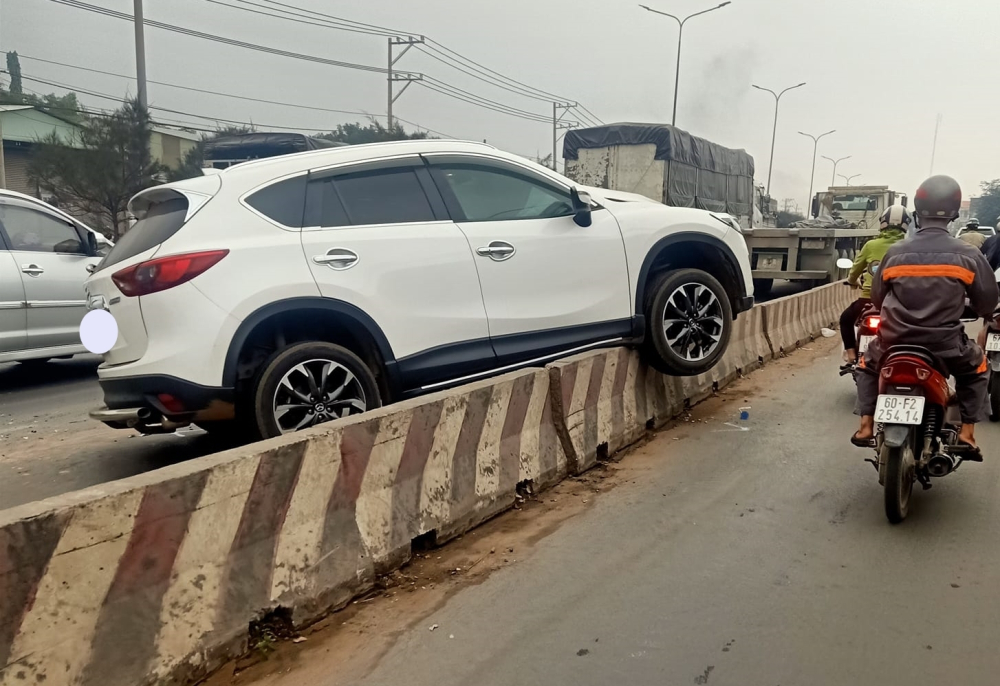 Chiếc Mazda CX5 mắc kẹt trên dải phân cách Chiếc Mazda CX5 mắc kẹt trên dải phân cách