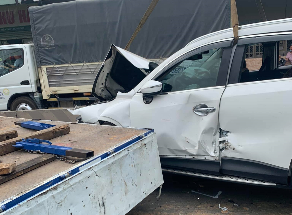 Chiếc xe Mazda CX5 hư hỏng nặng sau va chạm với xe container Chiếc xe Mazda CX5 hư hỏng nặng sau va chạm với xe container
