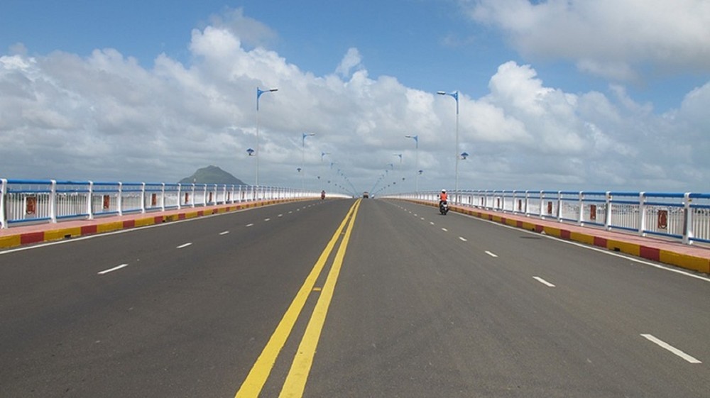Vạch 1.3 có nét liền do đó phương tiện cũng không được phép cắt qua. Vạch 1.3 có nét liền do đó phương tiện cũng không được phép cắt qua.