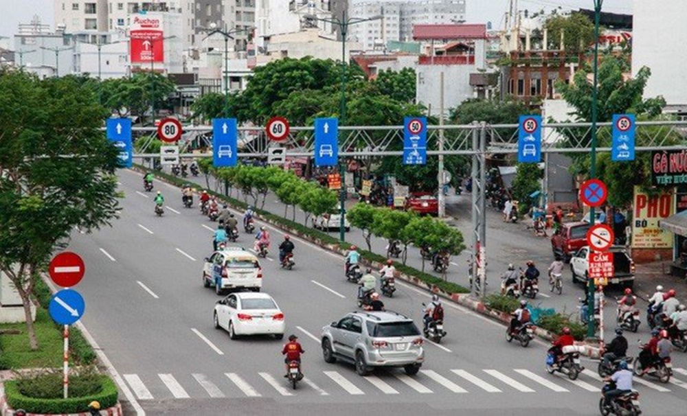 Đi sai làn đường nếu gây tai nạn có thể bị phạt tới 12 triệu đồng. Đi sai làn đường nếu gây tai nạn có thể bị phạt tới 12 triệu đồng.