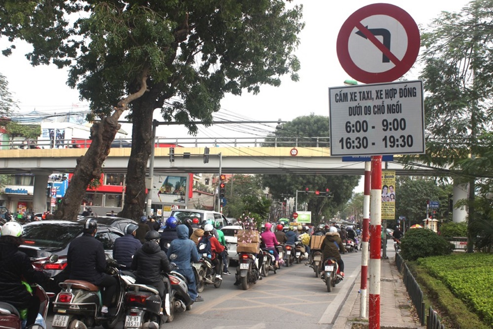 Mức phạt lỗi không tuân thủ biển báo, vạch kẻ đường, hiệu lệnh là từ 200.000 - 400.000 đồng. Mức phạt lỗi không tuân thủ biển báo, vạch kẻ đường, hiệu lệnh là từ 200.000 - 400.000 đồng.