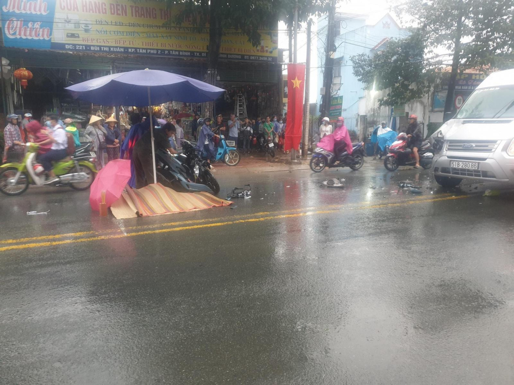 Vụ tai nạn l&agrave;m người phụ nữ điều khiển xe m&aacute;y tử vong tại chỗ