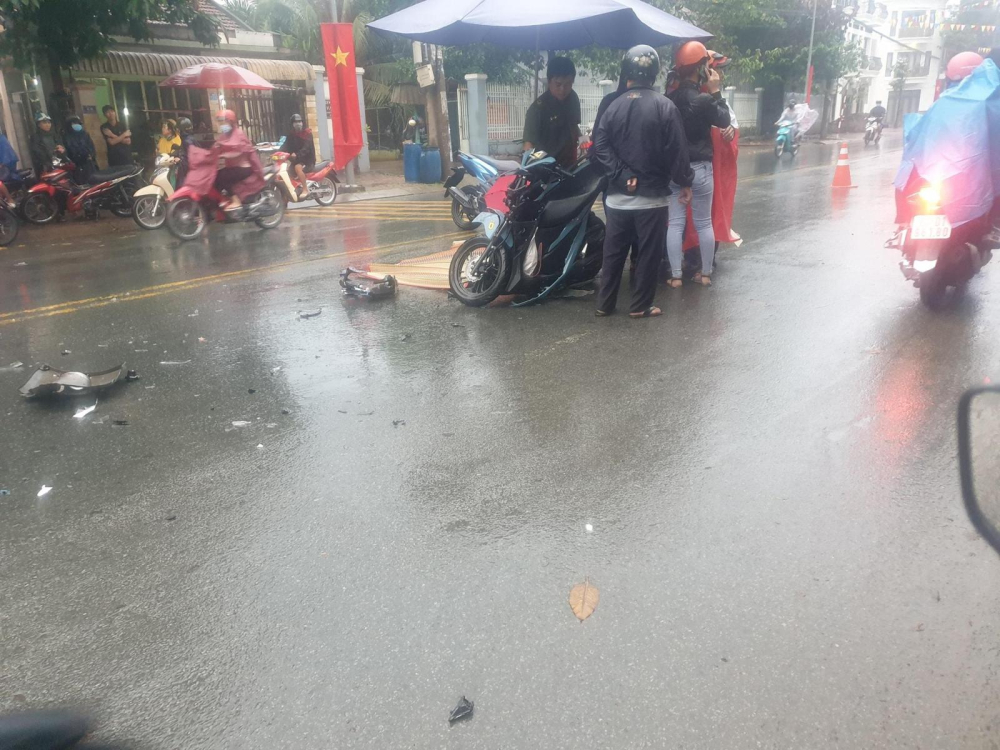 Chiếc xe m&aacute;y Honda Vario vỡ n&aacute;t phần đầu xe