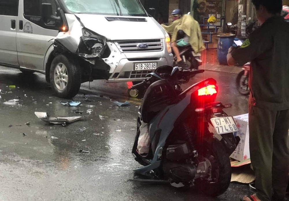 Hiện trường vụ tai nạn của xe m&aacute;y Honda Vario c&ugrave;ng xe kh&aacute;ch 16 chỗ ngồi