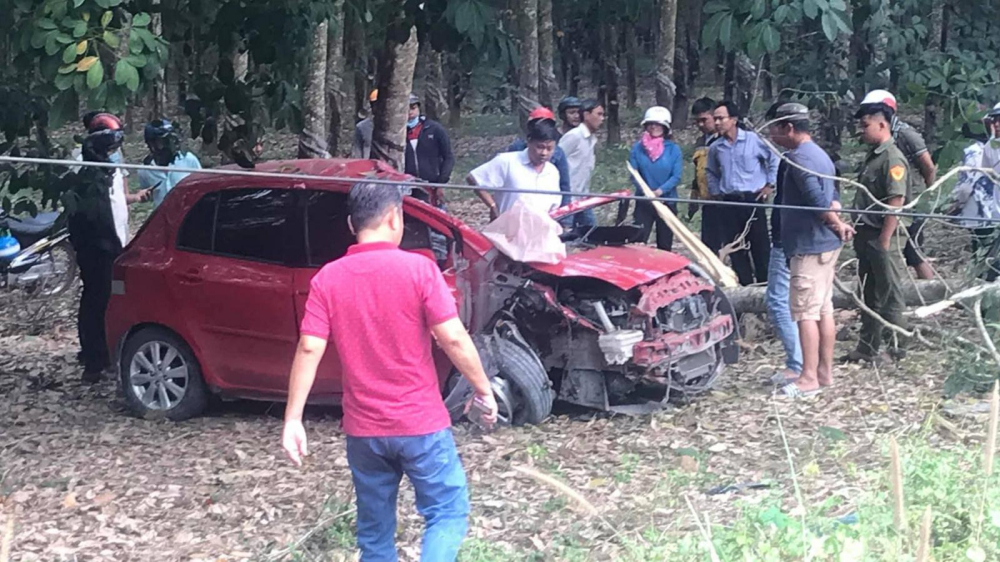 Chiếc xe Toyota Yaris vỡ n&aacute;t phần đầu xe, t&uacute;i kh&iacute; bung v&agrave; g&atilde;y trục b&aacute;nh trước