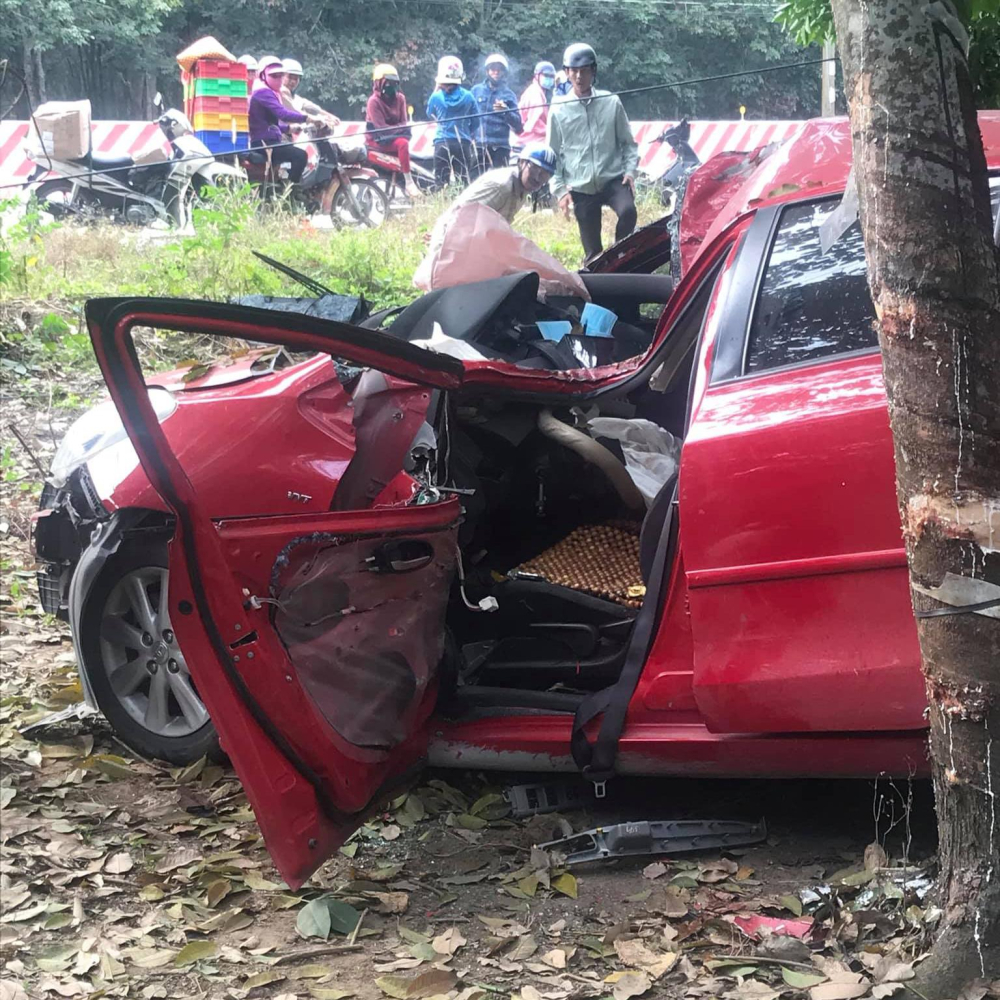 Toyota Yaris bung hết t&uacute;i kh&iacute; sau khi t&ocirc;ng v&agrave;o gốc c&acirc;y b&ecirc;n đường ở B&igrave;nh Dương v&agrave;o chiều qua