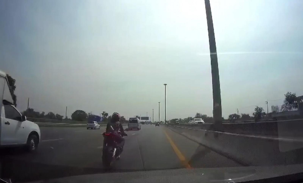 Nữ biker chạy xe mô tô phân khối lớn vào cao tốc