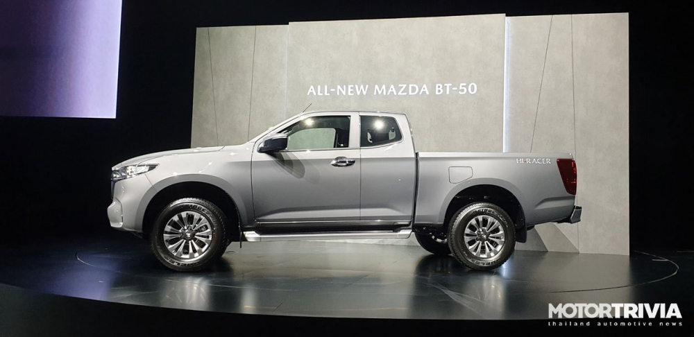 Mazda BT-50 2021 nhìn từ bên sườn