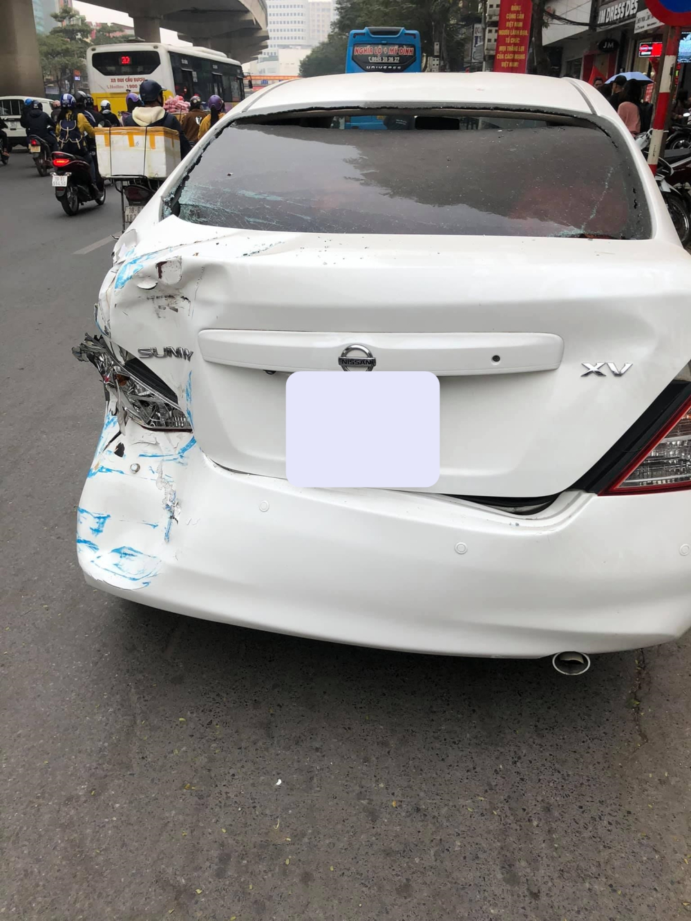 Chiếc xe Nissan Sunny vỡ n&aacute;t một b&ecirc;n đu&ocirc;i xe