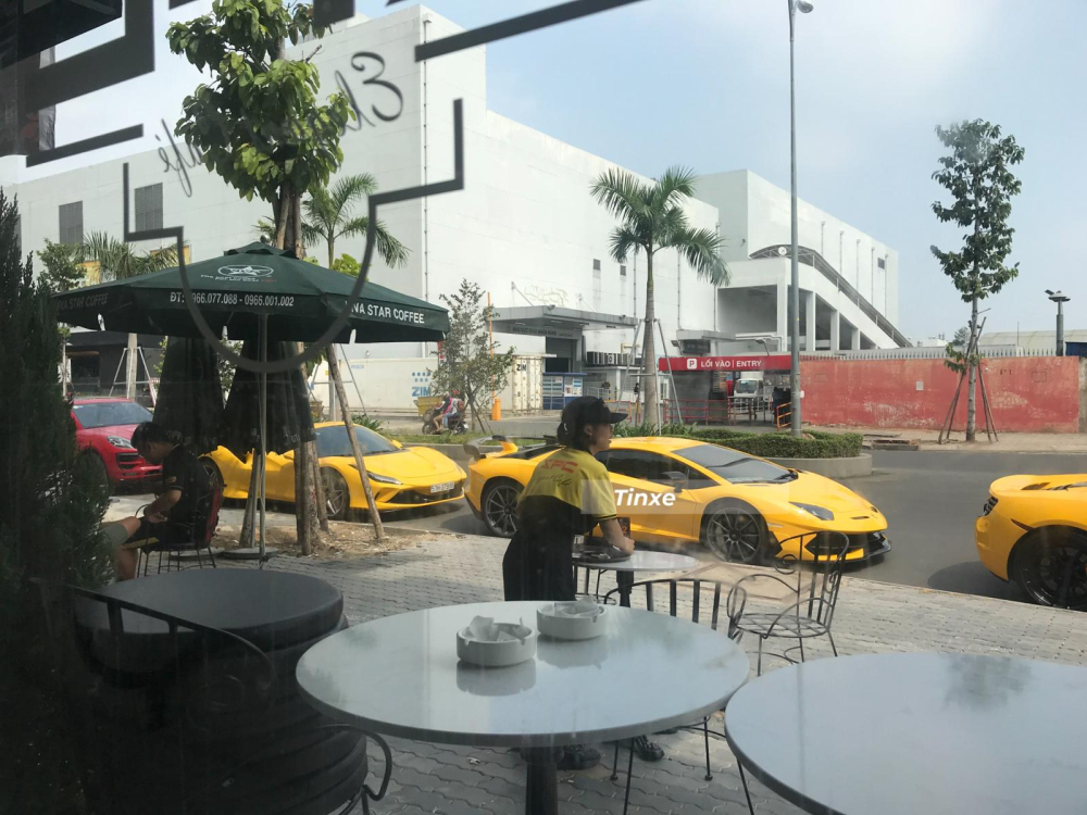 Ferrari F8 Spider đỗ ngay phía sau Lamborghini Aventador SVJ