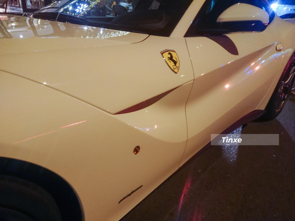 F12 Berlinetta ch&iacute;nh l&agrave; si&ecirc;u xe mạnh nhất trong garage của Phan Th&agrave;nh